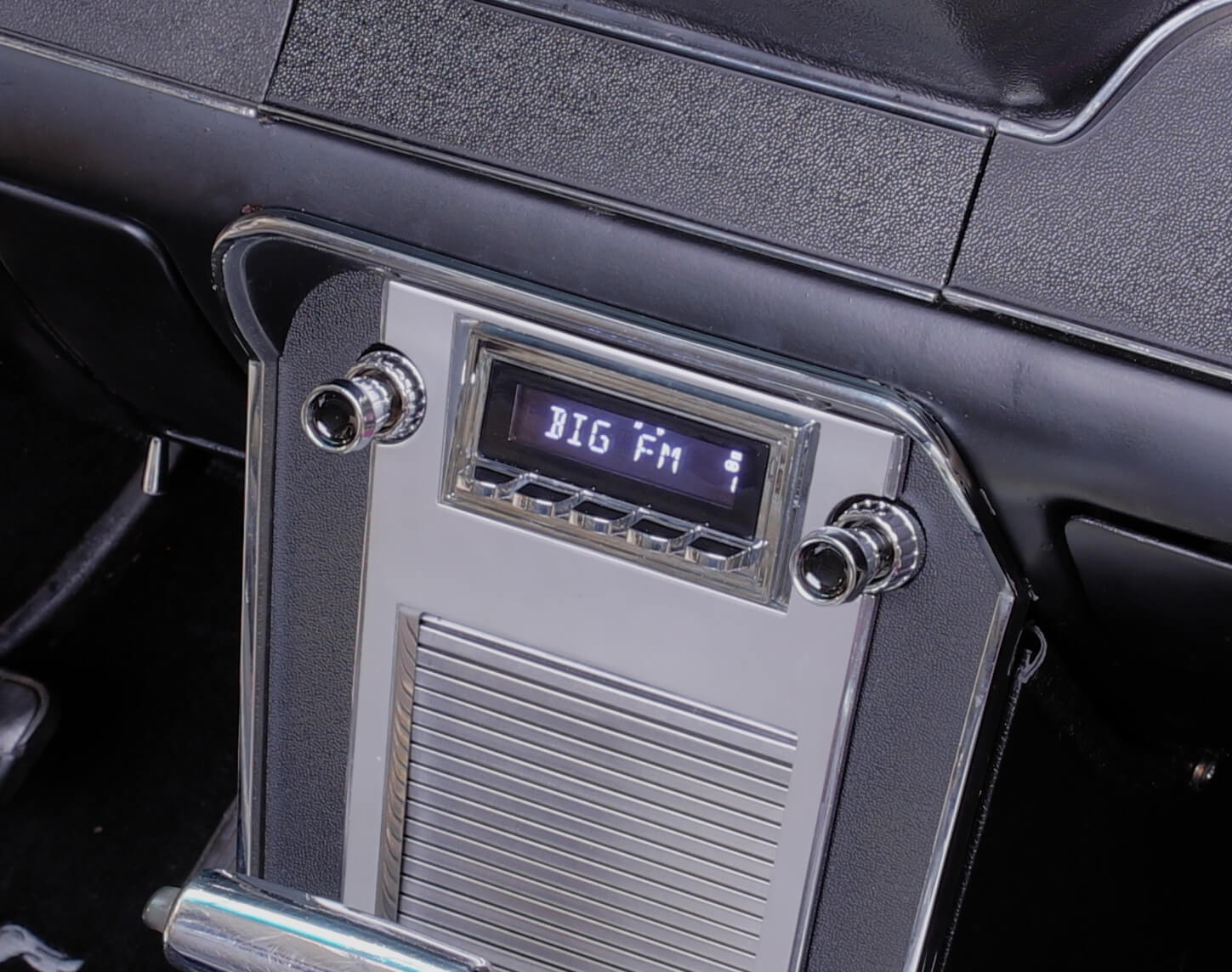 Autoradio für Ford Mustang 1967-73 mit DAB+, USB  und Bluetooth Retrosound San Diego